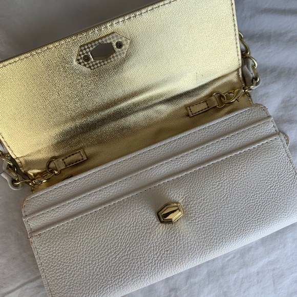 Steve Madden Detachable Quilted Crossbody Wallet - Picture 3 of 5